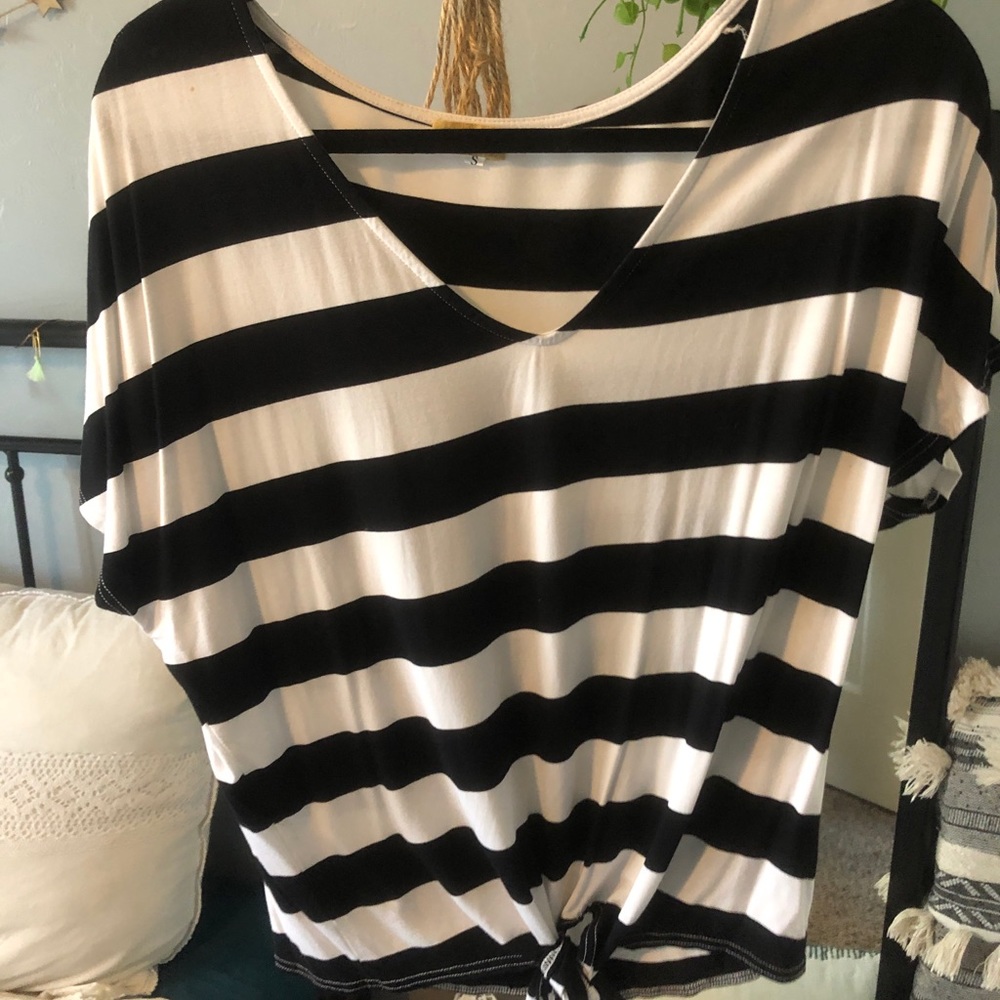 BLACK AND WHITE STRIPED PIKO SHIRT